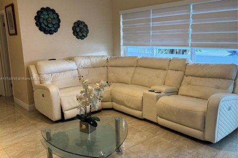 Casa en venta en Miami Gardens, Florida, 4 dormitorios, 111.48 m2 № 1940367 - foto 13