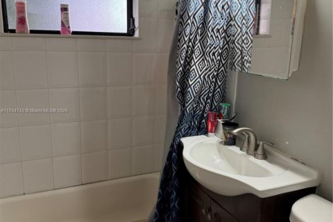 Casa en venta en Miami Gardens, Florida, 4 dormitorios, 111.48 m2 № 1940367 - foto 8