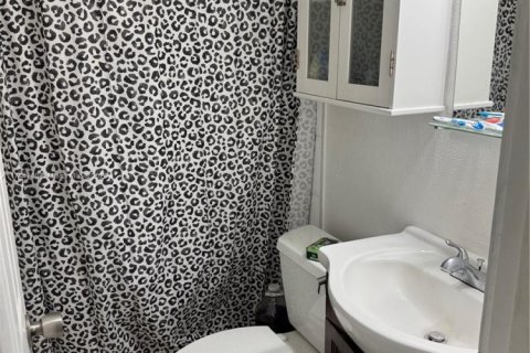 Casa en venta en Miami Gardens, Florida, 4 dormitorios, 111.48 m2 № 1940367 - foto 14