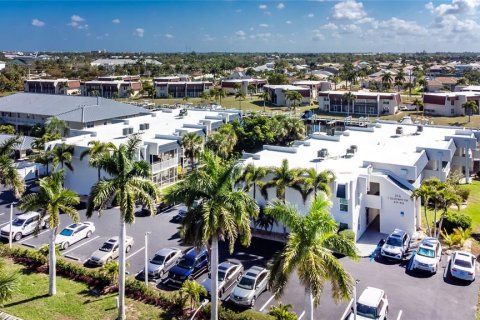 Copropriété à vendre à Punta Gorda, Floride: 2 chambres, 131.18 m2 № 2330729 - photo 2