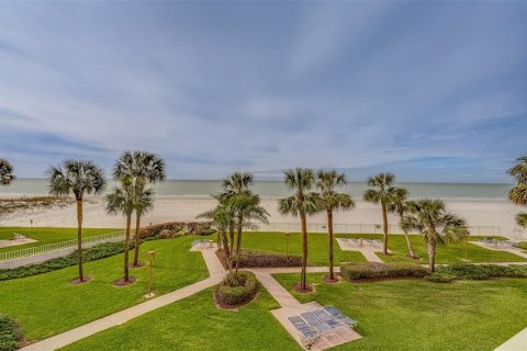 Condominio en alquiler en Redington Shores, Florida, 2 dormitorios, 108.23 m2 № 1084764 - foto 1
