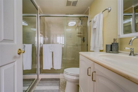 Condominio en alquiler en Redington Shores, Florida, 2 dormitorios, 108.23 m2 № 1084764 - foto 17