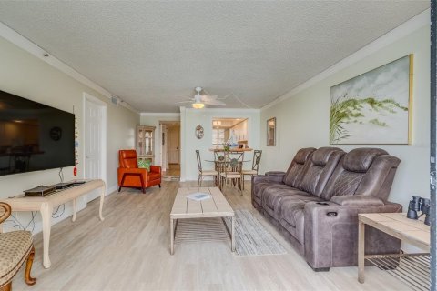 Condominio en alquiler en Redington Shores, Florida, 2 dormitorios, 108.23 m2 № 1084764 - foto 5
