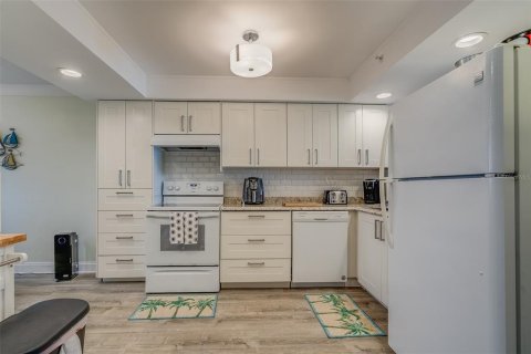 Condominio en alquiler en Redington Shores, Florida, 2 dormitorios, 108.23 m2 № 1084764 - foto 9