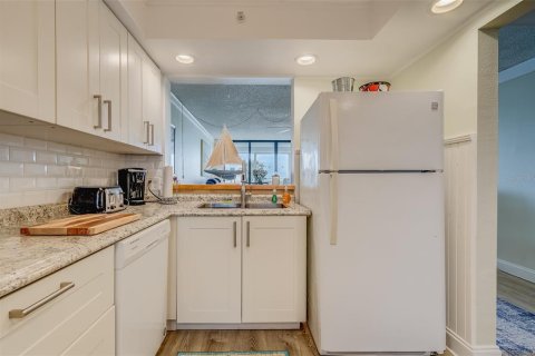 Condominio en alquiler en Redington Shores, Florida, 2 dormitorios, 108.23 m2 № 1084764 - foto 11