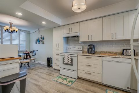 Condominio en alquiler en Redington Shores, Florida, 2 dormitorios, 108.23 m2 № 1084764 - foto 10