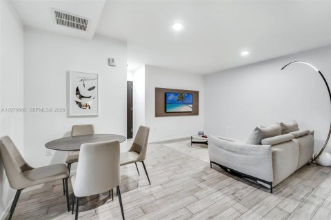 Condo in Miami, Florida, 1 bedroom  № 2041200 - photo 5