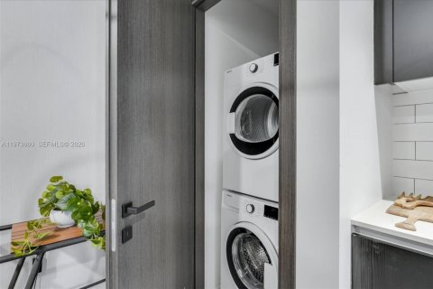 Condo in Miami, Florida, 1 bedroom  № 2041200 - photo 16