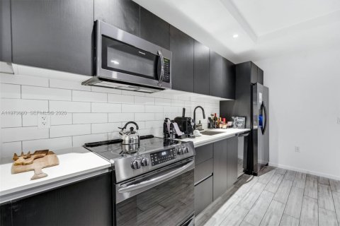 Condo in Miami, Florida, 1 bedroom  № 2041200 - photo 10