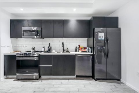 Condo in Miami, Florida, 1 bedroom  № 2041200 - photo 11