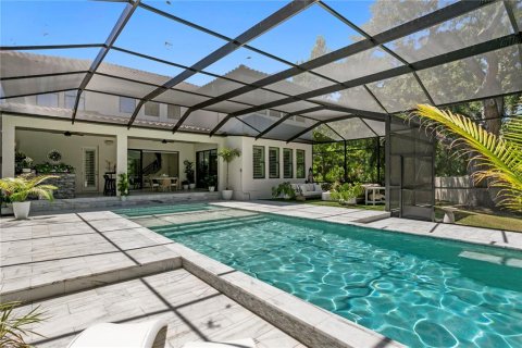House in Tampa, Florida 5 bedrooms, 398.46 sq.m. № 2231389 - photo 24
