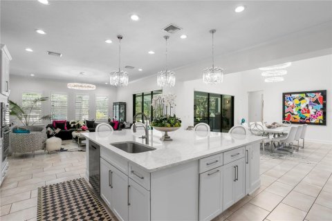 House in Tampa, Florida 5 bedrooms, 398.46 sq.m. № 2231389 - photo 12