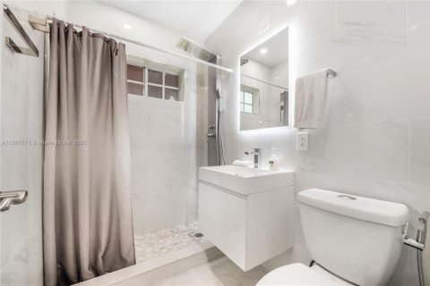 House in North Miami, Florida 2 bedrooms, 123.56 sq.m. № 1953635 - photo 10