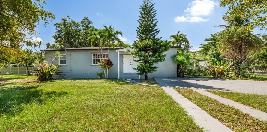 House in North Miami, Florida 2 bedrooms, 123.56 sq.m. № 1953635