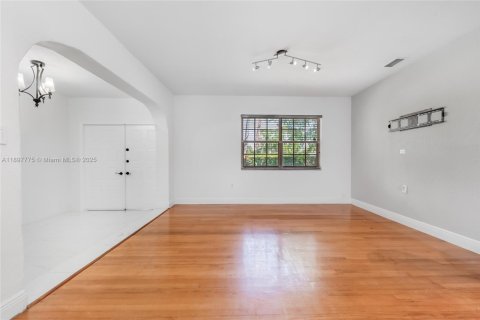 House in North Miami, Florida 2 bedrooms, 123.56 sq.m. № 1953635 - photo 4