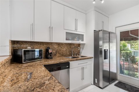 House in North Miami, Florida 2 bedrooms, 123.56 sq.m. № 1953635 - photo 5