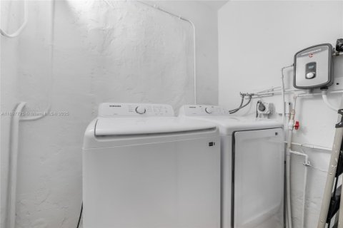 House in North Miami, Florida 2 bedrooms, 123.56 sq.m. № 1953635 - photo 11