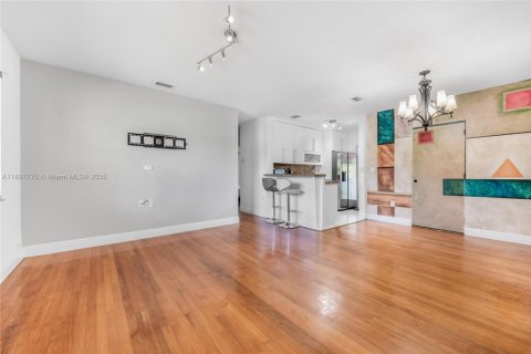 House in North Miami, Florida 2 bedrooms, 123.56 sq.m. № 1953635 - photo 2