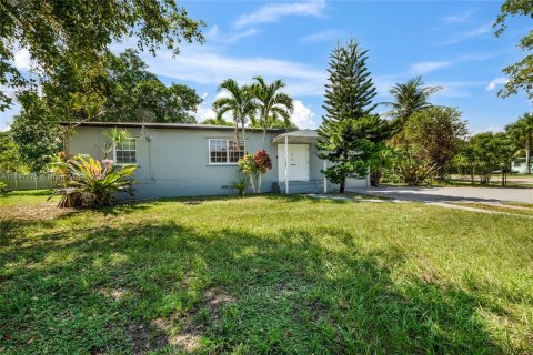 House in North Miami, Florida 2 bedrooms, 123.56 sq.m. № 1953635 - photo 15