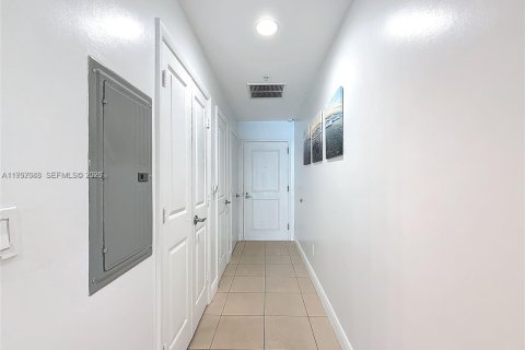 Copropriété à louer à Hallandale Beach, Floride: 1 chambre, 77.2 m2 № 2056802 - photo 13