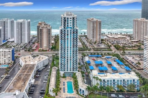Copropriété à louer à Hallandale Beach, Floride: 1 chambre, 77.2 m2 № 2056802 - photo 2