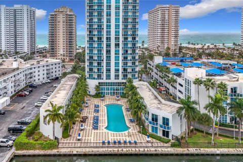 Copropriété à louer à Hallandale Beach, Floride: 1 chambre, 77.2 m2 № 2056802 - photo 23