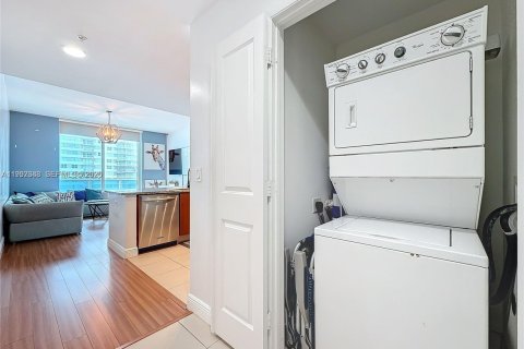 Copropriété à louer à Hallandale Beach, Floride: 1 chambre, 77.2 m2 № 2056802 - photo 12