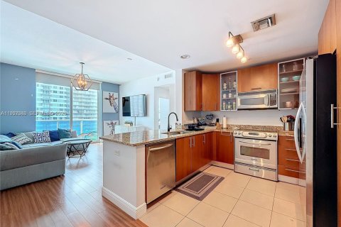 Copropriété à louer à Hallandale Beach, Floride: 1 chambre, 77.2 m2 № 2056802 - photo 11