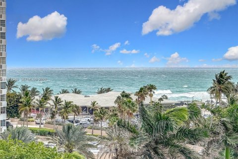 Copropriété à louer à Hallandale Beach, Floride: 1 chambre, 77.2 m2 № 2056802 - photo 1