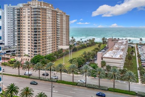 Copropriété à louer à Hallandale Beach, Floride: 1 chambre, 77.2 m2 № 2056802 - photo 24