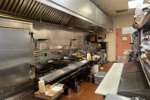 Commercial property in Miami, Florida № 1942598 - photo 8