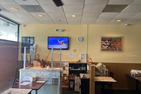 Commercial property in Miami, Florida № 1942598 - photo 5