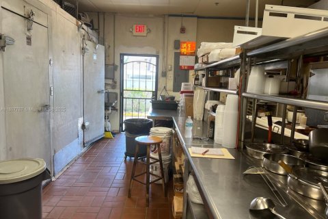 Commercial property in Miami, Florida № 1942598 - photo 3