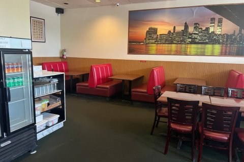 Commercial property in Miami, Florida № 1942598 - photo 4