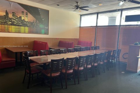 Commercial property in Miami, Florida № 1942598 - photo 6