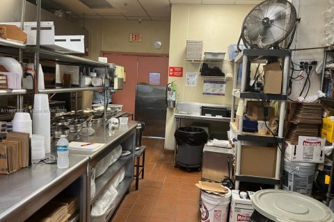 Commercial property in Miami, Florida № 1942598 - photo 12