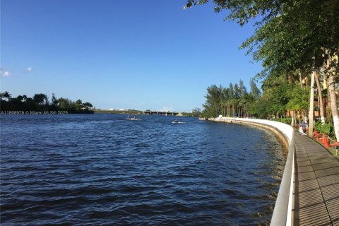 Condominio en alquiler en Miami, Florida, 1 dormitorio, 63.64 m2 № 1951353 - foto 18