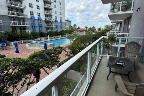 Condominio en alquiler en Miami, Florida, 1 dormitorio, 63.64 m2 № 1951353 - foto 1