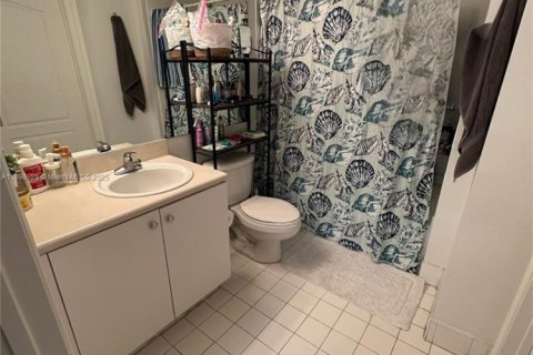 Condominio en alquiler en Miami, Florida, 1 dormitorio, 63.64 m2 № 1951353 - foto 4