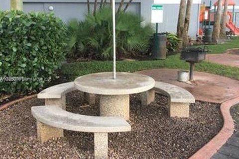 Condominio en alquiler en Miami, Florida, 1 dormitorio, 63.64 m2 № 1951353 - foto 20