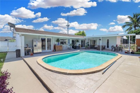 Villa ou maison à vendre à Miami, Floride: 3 chambres, 147.9 m2 № 2052034 - photo 2