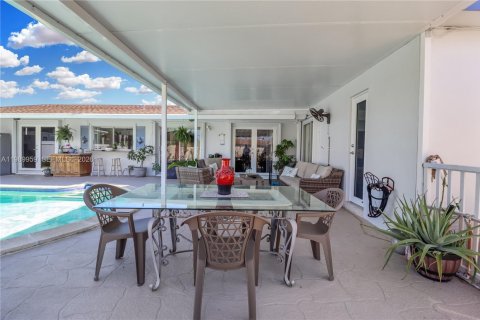 Villa ou maison à vendre à Miami, Floride: 3 chambres, 147.9 m2 № 2052034 - photo 22
