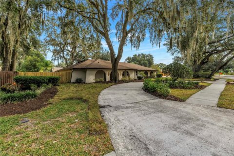 House in Temple Terrace, Florida 5 bedrooms, 325.72 sq.m. № 2391397 - photo 2