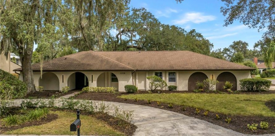 House in Temple Terrace, Florida 5 bedrooms, 325.72 sq.m. № 2391397