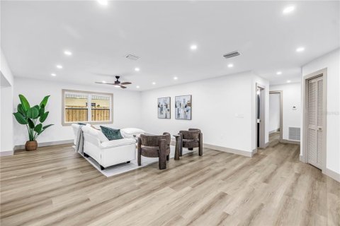 House in Temple Terrace, Florida 5 bedrooms, 325.72 sq.m. № 2391397 - photo 23