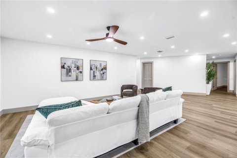 House in Temple Terrace, Florida 5 bedrooms, 325.72 sq.m. № 2391397 - photo 7