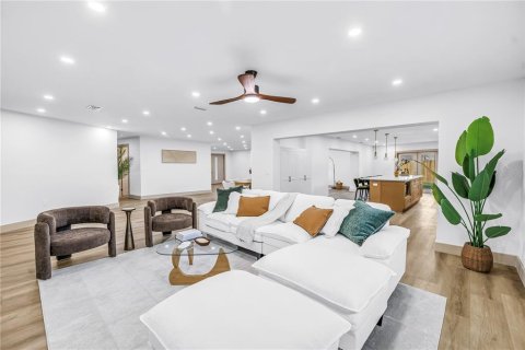 House in Temple Terrace, Florida 5 bedrooms, 325.72 sq.m. № 2391397 - photo 21