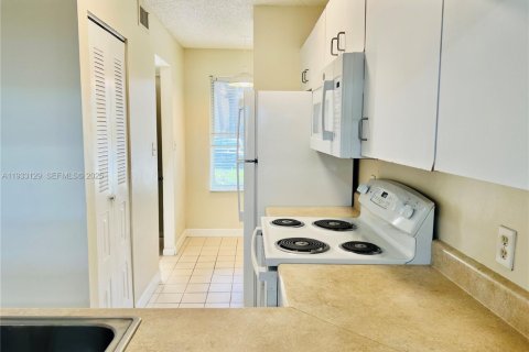 Condominio en alquiler en Coral Springs, Florida, 1 dormitorio, 75.81 m2 № 1991884 - foto 17