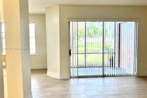 Condominio en alquiler en Coral Springs, Florida, 1 dormitorio, 75.81 m2 № 1991884 - foto 9