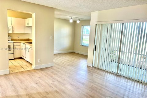 Condominio en alquiler en Coral Springs, Florida, 1 dormitorio, 75.81 m2 № 1991884 - foto 2